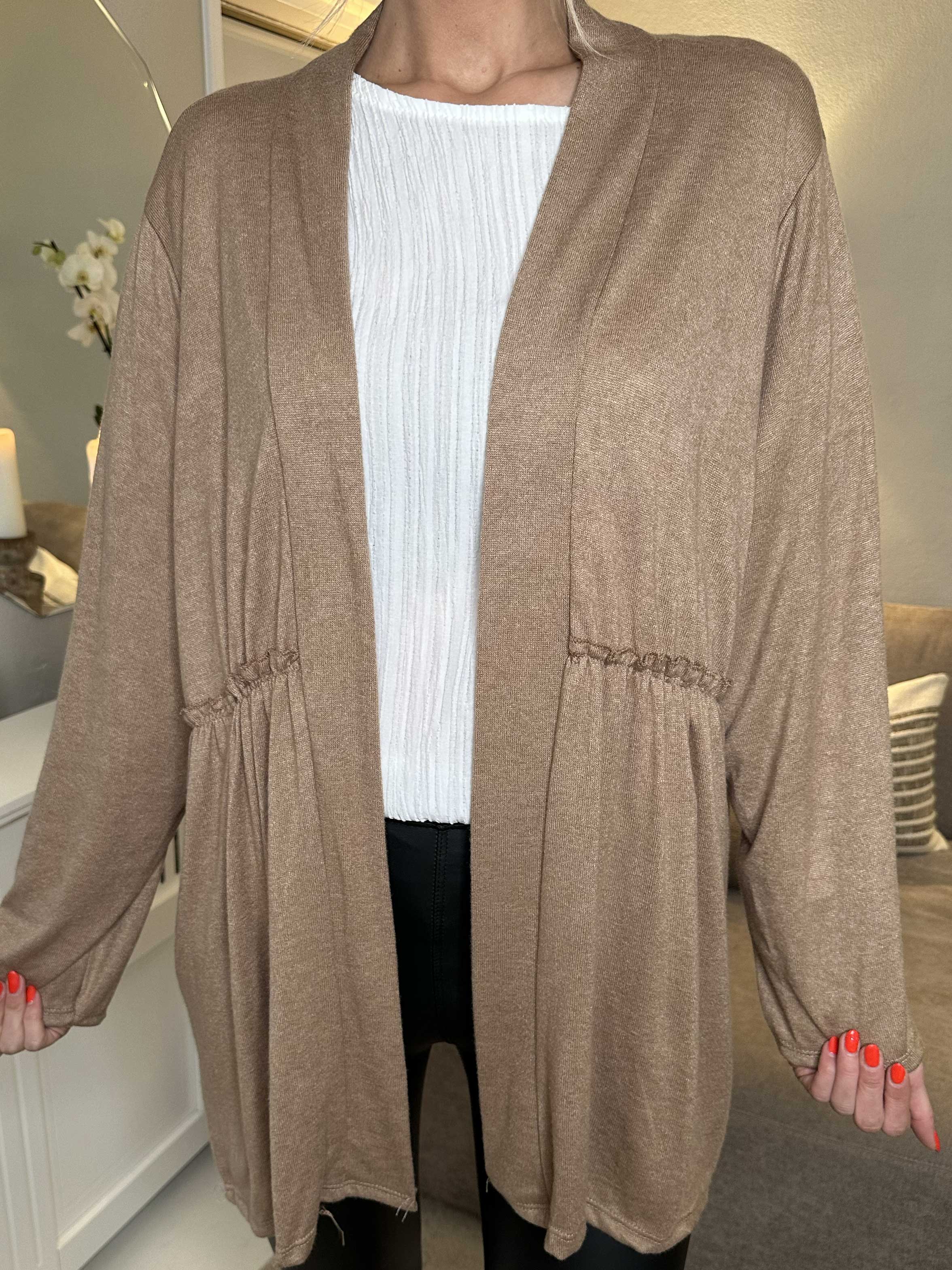 Lilja - Mjuk kofta med liten volangkant